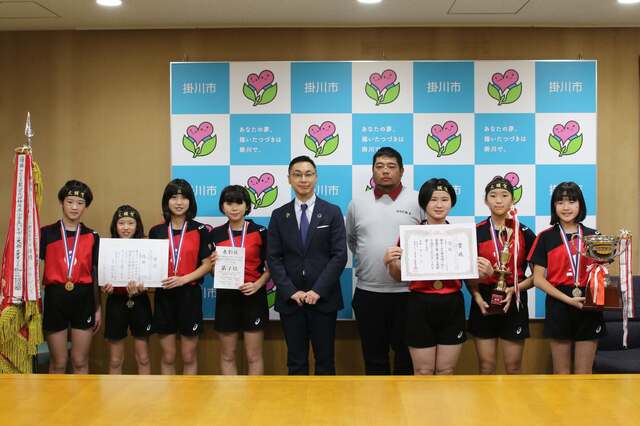 久保田市長(中央左)に県大会優勝を報告した名倉監督(中央右)と大須賀VSC選手