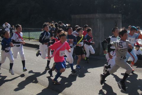 勢いよくスタートする子どもたち