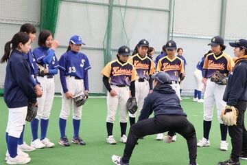 NECソフト部の選手から指導を受ける生徒