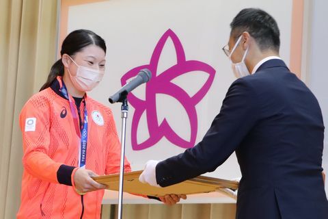 久保田市長(右)から表彰状を受け取る山崎選手