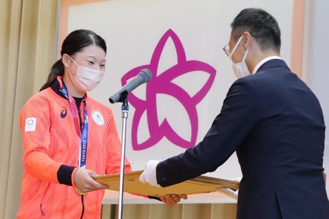 久保田市長(右)から表彰状を受け取る山崎選手