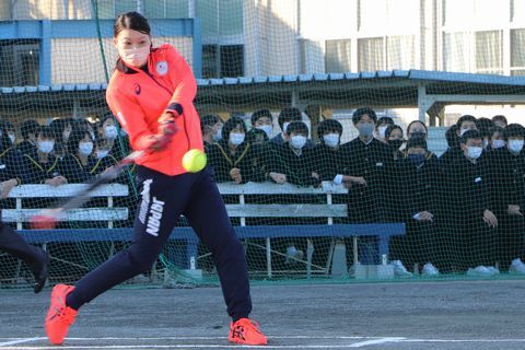 バッティングを披露する山崎選手