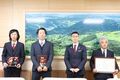 受賞されたみなさん(左から堀内さん、遠山さん、久保田市長、柴田さん)