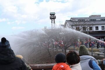 逆川沿いで行われた一斉放水