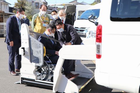 車いすに乗り福祉車両への乗車を体験する久保田市長