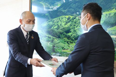 久保田市長(右)から認定証を受け取る枝川さん