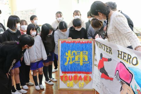 折り鶴と応援旗を贈呈する児童