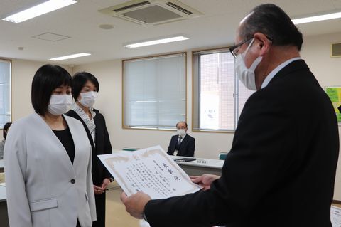 表彰を受ける石原さん(左)と大久保さん(左から2番目)