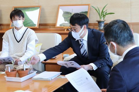 研究成果を報告する八幡准教授(中央)と島田さん(左)