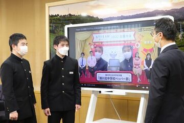 久保田市長(右)に報告する大石さん(左)と松下さん