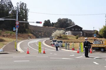 開通に伴う信号点灯の最終チェックを行う関係者