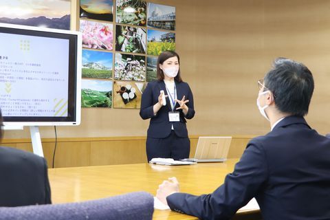 活動報告をする芳川さん(中央)　　