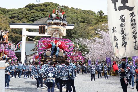 威勢の良い太鼓や笛の音に活気づく参加者