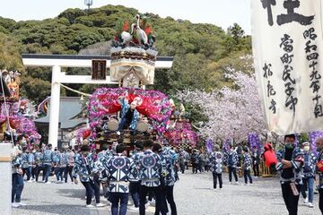 威勢の良い太鼓や笛の音に活気づく参加者