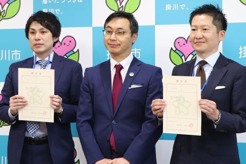 辞令交付を受けた松久さん(右)と大松さん(左)