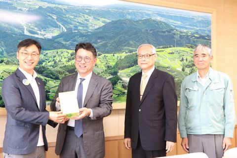 久保田市長(左)に新茶を手渡す丸山さん(左から2番目)