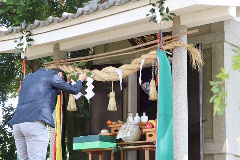 玉串を奉納する久保田市長