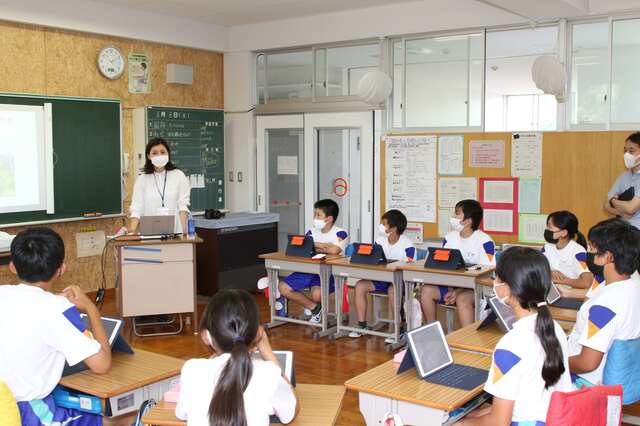 芳川さん（左上）の講演を真剣な表情で聞く児童