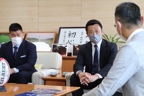 久保田市長(右)にシーズン終了を報告する山谷さん(中央)と伊藤選手