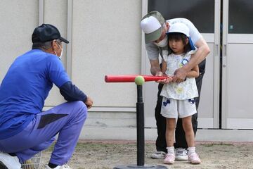 地域住民から打ち方を教わる園児