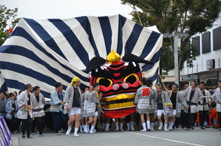 約200人が操る大獅子が舞う掛川大祭の様子