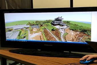 掛川城のデータをマインクラフトで再現したものが映る画面の写真