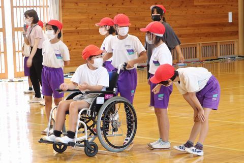 車いすで段差を体験する児童