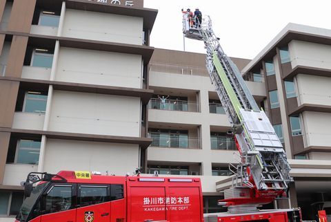 はしご付消防車で取り残された患者の救助に向かう消防職員