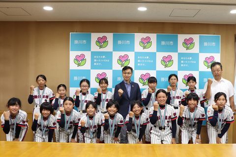 笑顔でガッツポーズをする選手