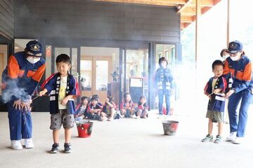 学んだことを確認しながら花火をする園児