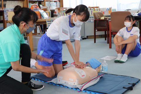 AEDの後に胸骨圧迫をする生徒