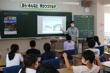 講師の職員の話を聞く児童