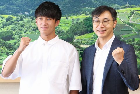 笑顔でガッツポーズをする杉山さん(左)と久保田市長