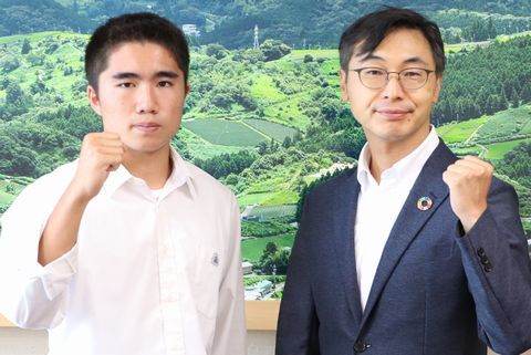 ガッツポーズをする増田さん(左)と久保田市長