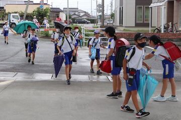 津波避難タワーへ走って避難する児童