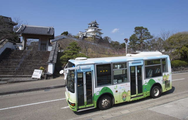 掛川城と市内循環バスの写真