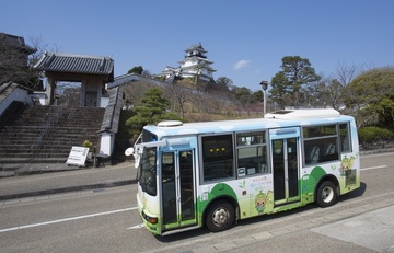 掛川城と市内循環バスの写真