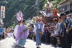 大勢の人が沿道で見守っている事任八幡宮例大祭の様子