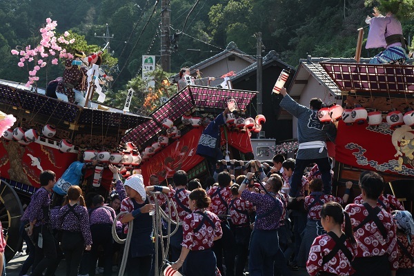 神輿が集まってきている写真