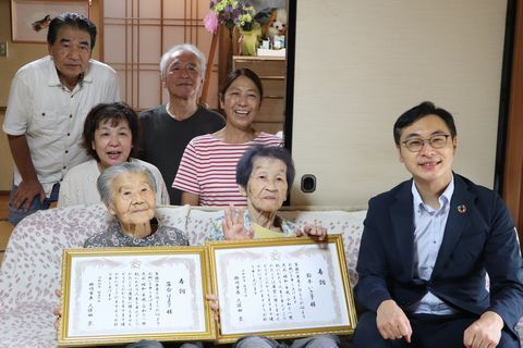 100歳を迎えた落合さん(前列左)と鈴木さん(前列中央