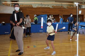 銃剣道を体験する親子