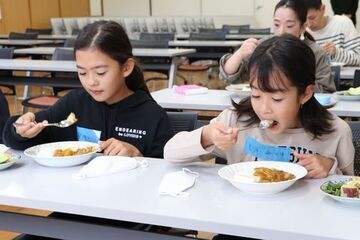 おいしそうにカレーを食べる子どもたち