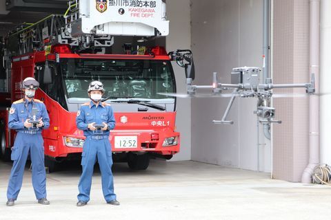 ドローンを飛ばす消防職員