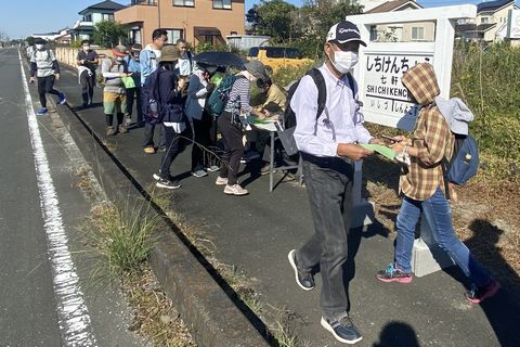 駅跡でスタンプをもらう参加者