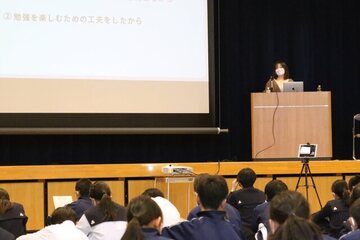 生徒たちに勉強法について説明する講師