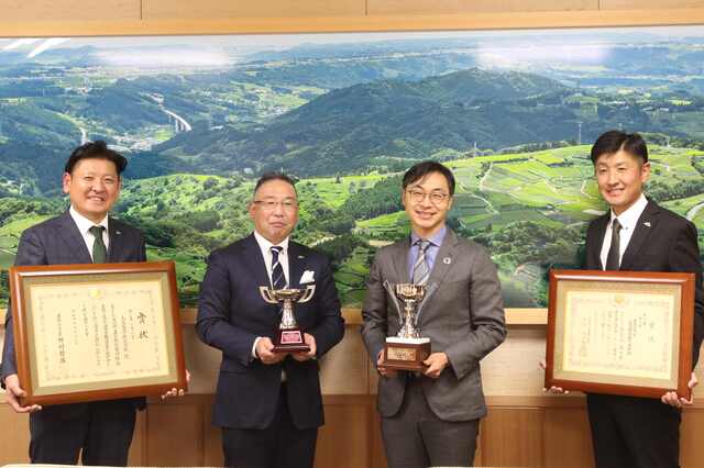久保田市長（中央右）に受賞を報告する山啓製茶役員