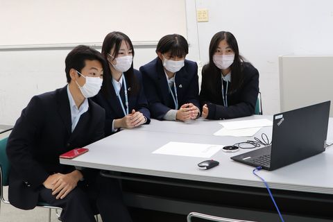 姉妹都市の学生とオンラインで交流する高校生