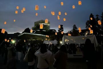 夜空に上がるスカイランタン