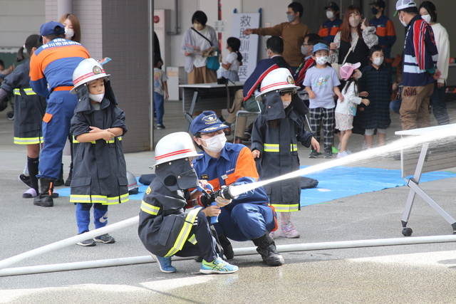 放水を体験する子ども