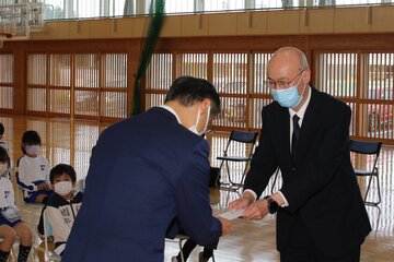 久保田市長に目録を手渡す佐伯専務(右)